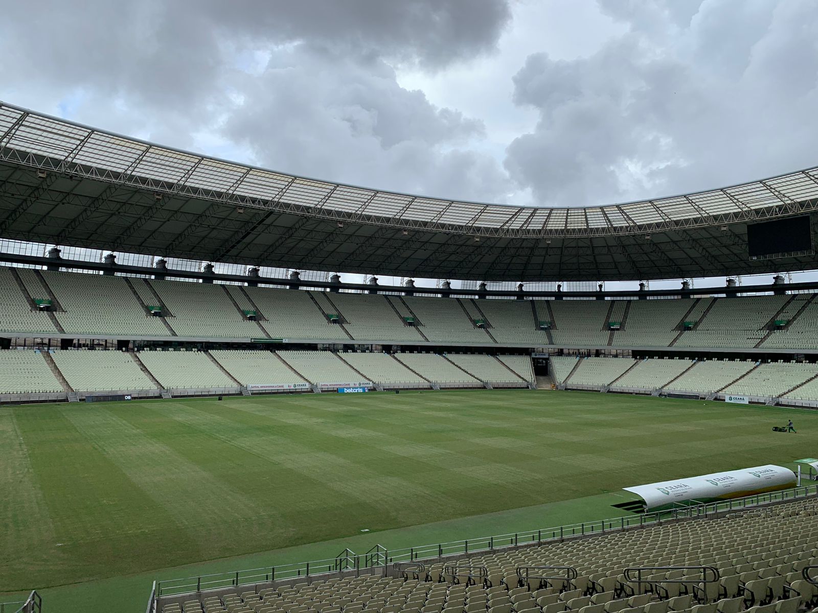 Com pausa nos jogos, Arena Castelão reforça manutenção do gramado -  Secretaria do Esporte