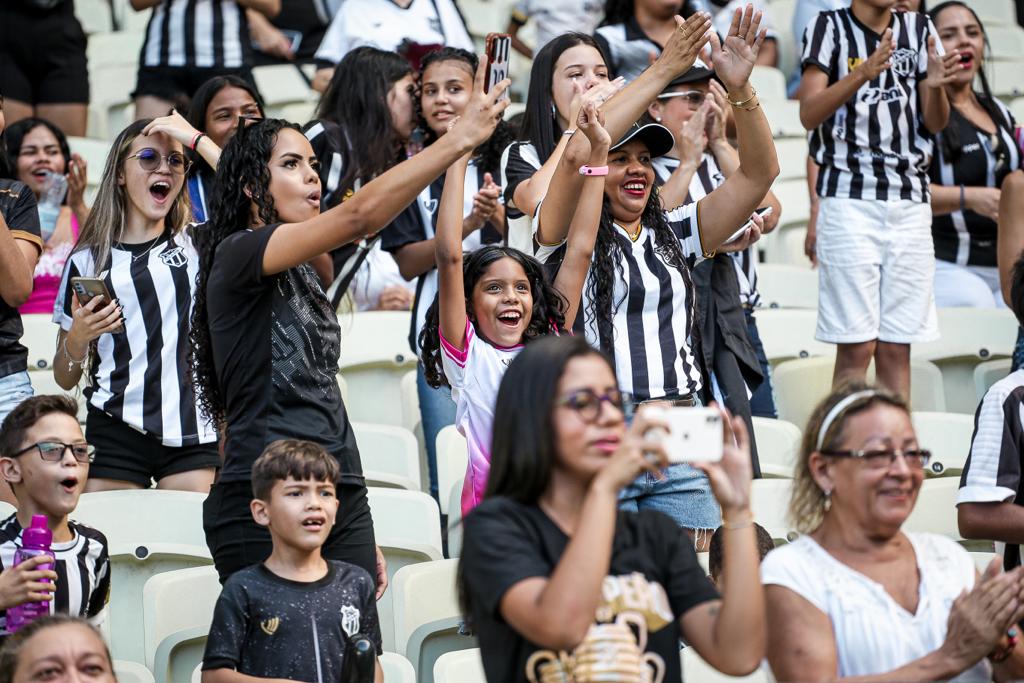 Futebol feminino é sucesso de público e atrai torcedor para estádio